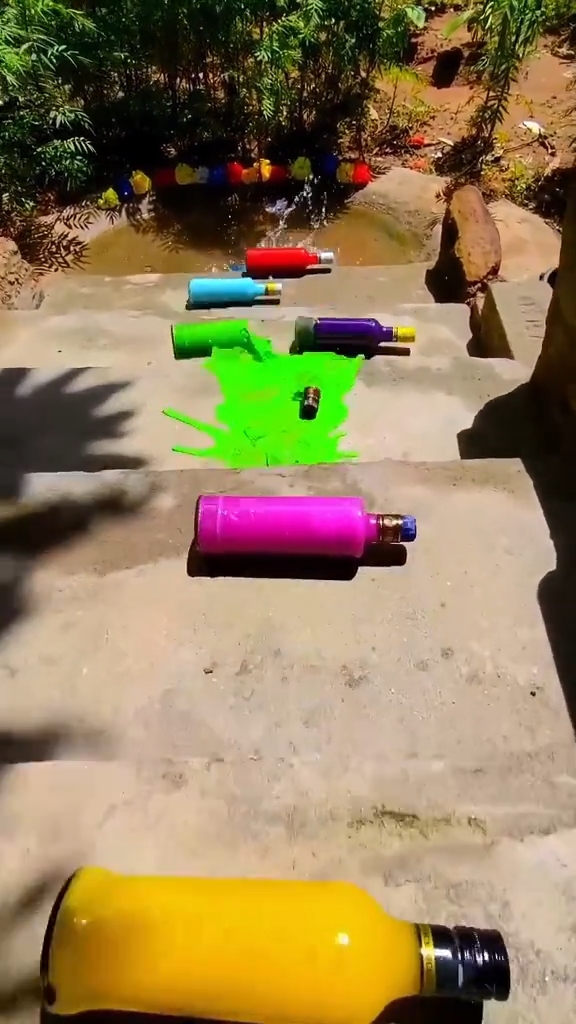 Бутылки с жидкостью