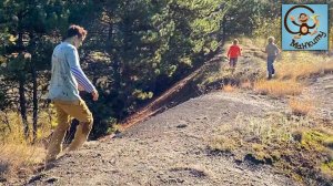 Манкиту убегают  от Зомби.