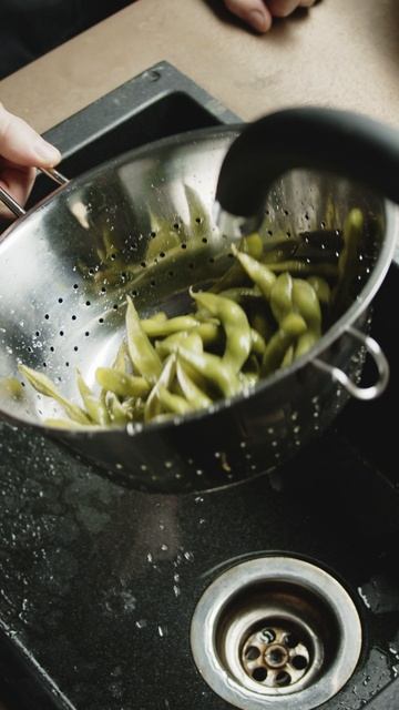 Что съесть перед сном, чтобы утром не проснуться с лицом «как воздушный шарик»? Читай в описании