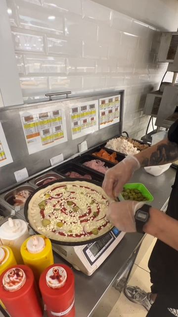 Пицца с ветчиной и грибами