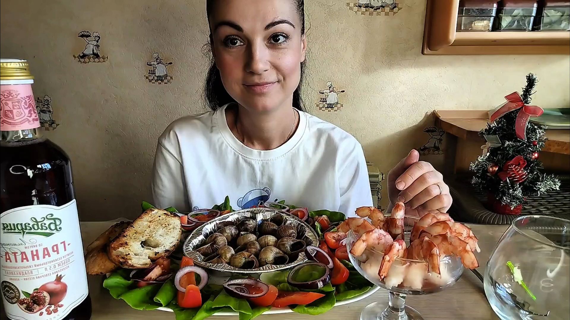 Улитки, креветки и свежие овощи 🥗🦐🐌 Видео снято в декабре 2024 г смотреть онлайн