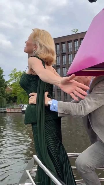 Фильм «Голый пистолет» в кино с 1 августа! Лиам Нисон и Памела Андерсон.