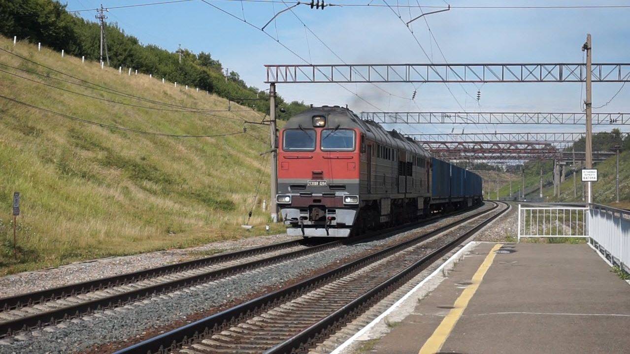 Тепловоз 2ТЭ116У-0284Б/0103Б с контейнерным поездом на подъёме. смотреть онлайн