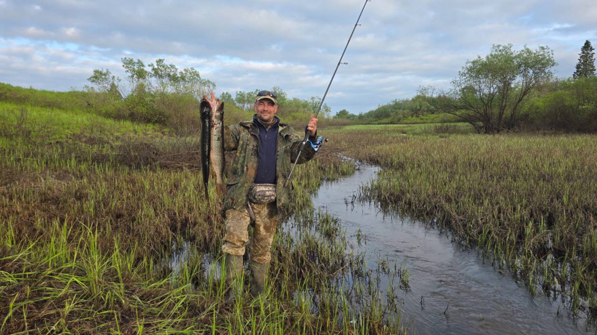УДИВИТЕЛЬНО! РЫБА СТОИТ ТОЛЬКО ЗДЕСЬ! ЛОВИМ ЩУКУ И ОКУНЯ В УЗЕНЬКОМ РУЧЬЕ / РЫБАЛКА НА СПИННИНГ.