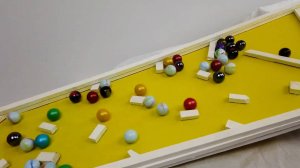 Цветные и Черно-белые шарики катятся с горки - Горка для шариков.