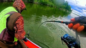 НАШЁЛ ПРИСТАНИЩЕ КРУПНЫХ ЩУК! ЭТИ РЫБИНЫ ТАСКАЮТ НАС ПО ВОДЕ! Рыбалка на спиннинг с лодки 2025