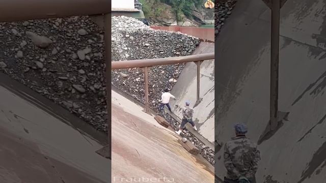 Строительство, разгрузка баржи со щебнем смотреть онлайн