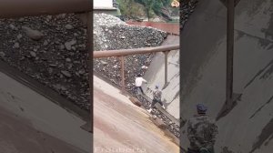 Строительство, разгрузка баржи  со щебнем