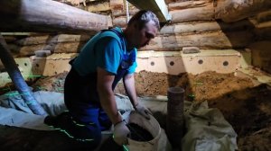 Дом в деревне. Засыпаем щебень в дренажную яму.