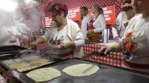 Рождественский базар на Hviezdoslav Square. Уличная еда в Братиславе, Словакия