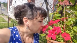 Какой чудесный подарок. Старые фото из детства. Занимаюсь в огороде. Жизнь семьи в деревне.