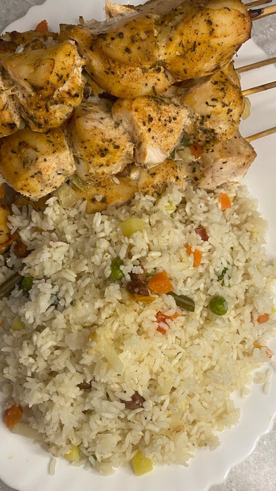 Куриная грудка с рисом и овощами в духовке. смотреть онлайн