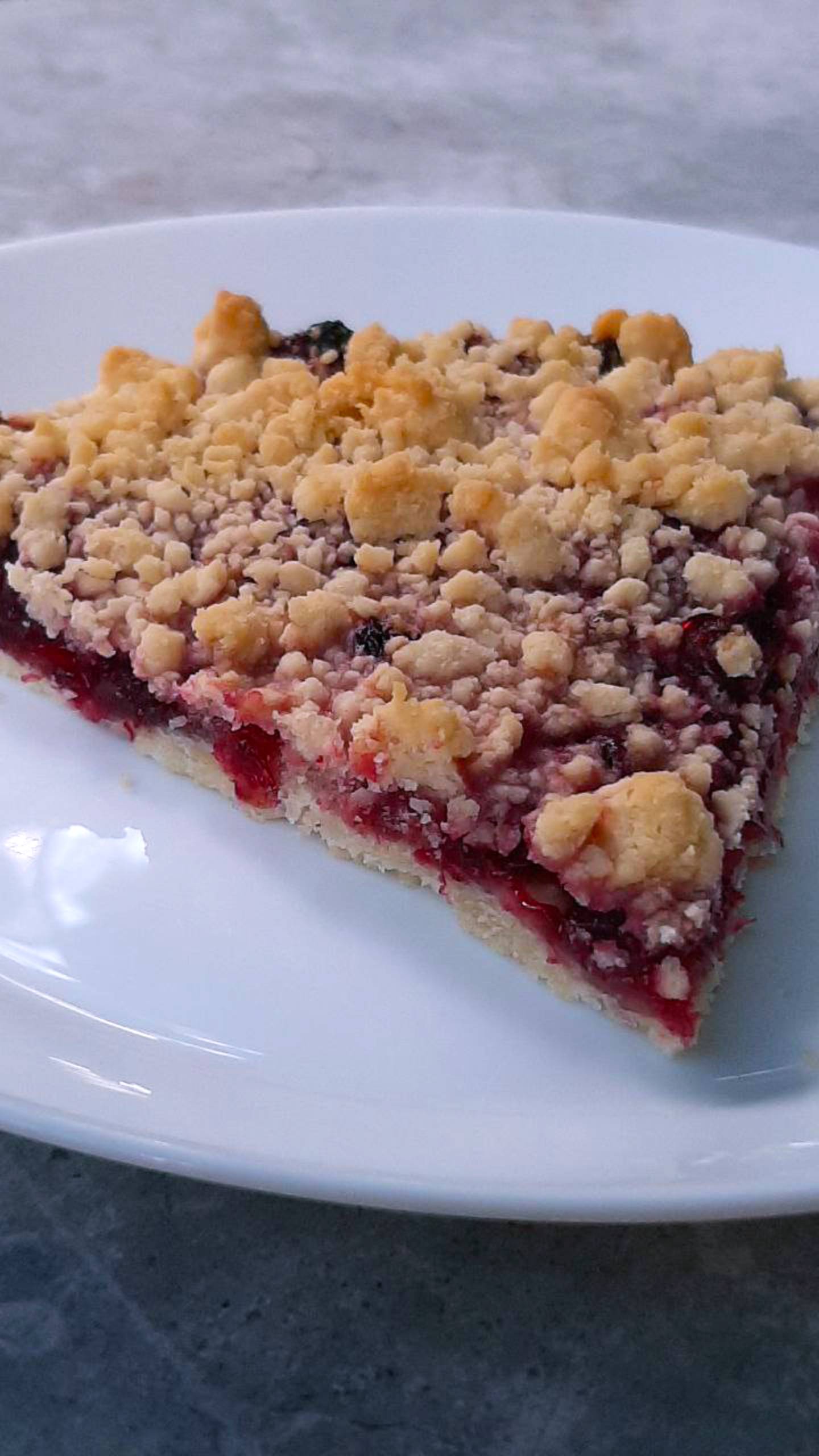 Брусничный крамбл. Дюжина рецептов пирогов с ягодами (12). смотреть онлайн