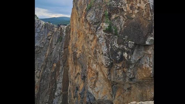 ТУИМСКИЙ ПРОВАЛ - с.Туим, Хакасия.
Техногенный провал.
Сейчас ЭКСТРИМ - ПАРК.