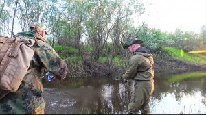 ТАСКАЕМ ЩУК ИЗ РУЧЬЯ НА СПИННИНГ / РЫБАЛКА НА КРАЙНЕМ СЕВЕРЕ / ХИЩНИК СКОПИЛСЯ В УЗКОЙ ПРОТОКЕ.