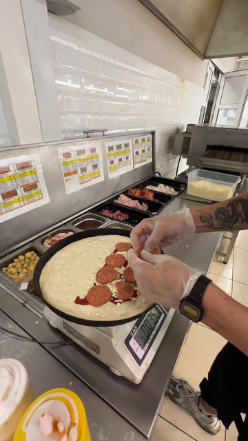 Пицца кальцоне Пепперони