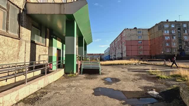 Прогулка на велосипеде в теплую погоду по Норильску: улица Мира и улица Талнахская. смотреть онлайн