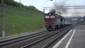 Тепловоз 2ТЭ116У-0169 с составом из фитинговых платформ и чёрными "медведями".