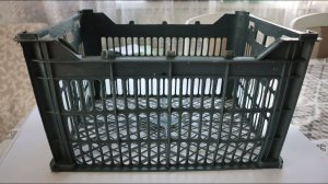 Подобрала на рынке 3 пластиковых ящика и 2 мешка. Из этого добра сделала удобную вещь для хозяйства