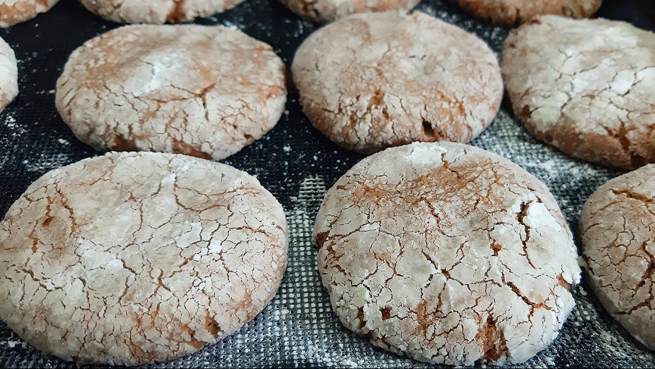 Шоколадное печенье с трещинками. Получается много! Ароматное, красивое, сладенькое! смотреть онлайн