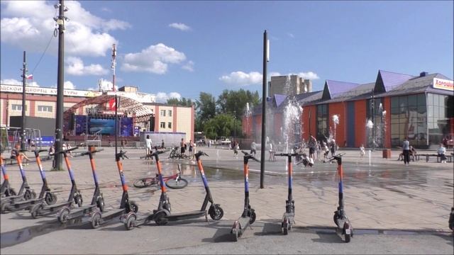 г.Ачинск. Площадь гор.ДК. Шагающий фонтан. 17.07.25г. Автор видео Елена Цыганова. смотреть онлайн