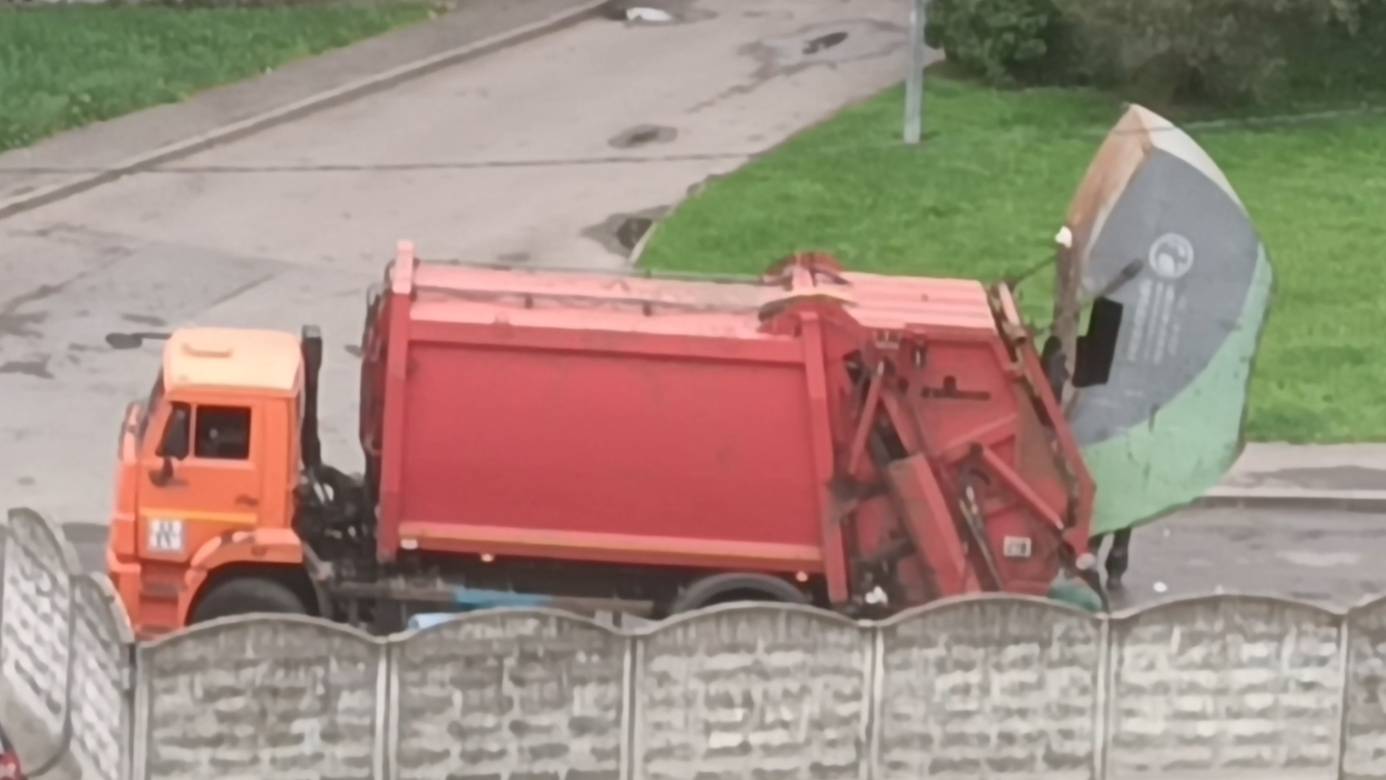 Мусоровоз впитывает мусор смотреть онлайн