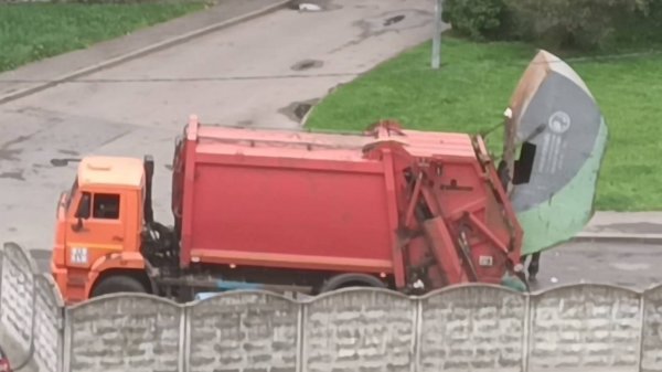 Мусоровоз впитывает мусор