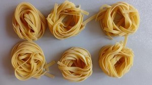 Гнезда с фаршем на сковороде