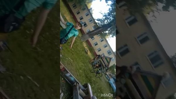 помогаю детям сделать домик на площадке