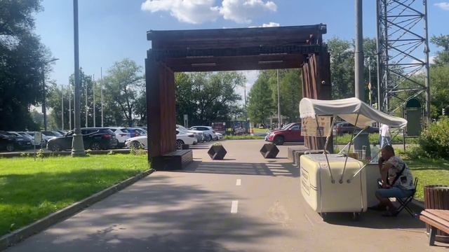 Летний День в Парке, Где Природа Блестит под Яркими Лучами