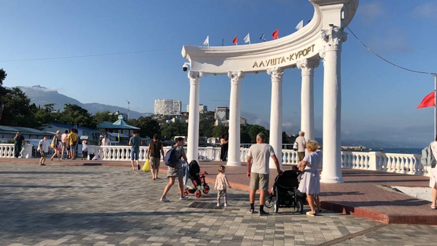 По Крыму пешком. Гурзуф. Алушта - набережные улицы Ленина и Профессорского Уголка смотреть онлайн
