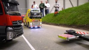 Радиоуправляемые модели машин, грузовиков и разной техники в работе.