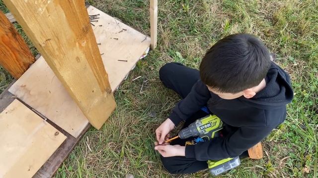 На любимой даче. Дровник