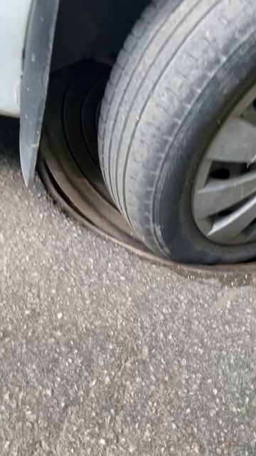 Провалился в люк на машине