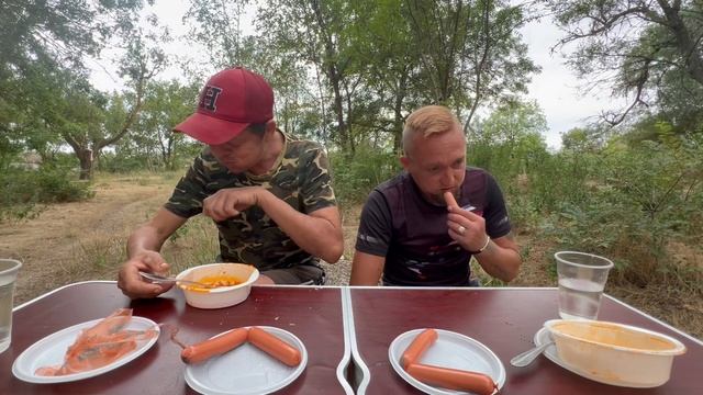 Борщ пицца сосиски кто быстрее съест /еда челлендж/ соревнования по поеданию еды на скорость смотреть онлайн
