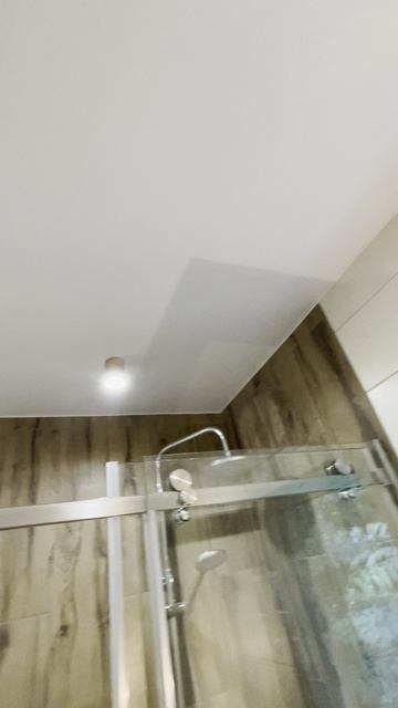 Натяжной потолок в санузле на обычном примыкании. смотреть онлайн