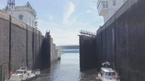 Прохождение шлюза во время круиза на теплоходе "Княжна Анастасия"