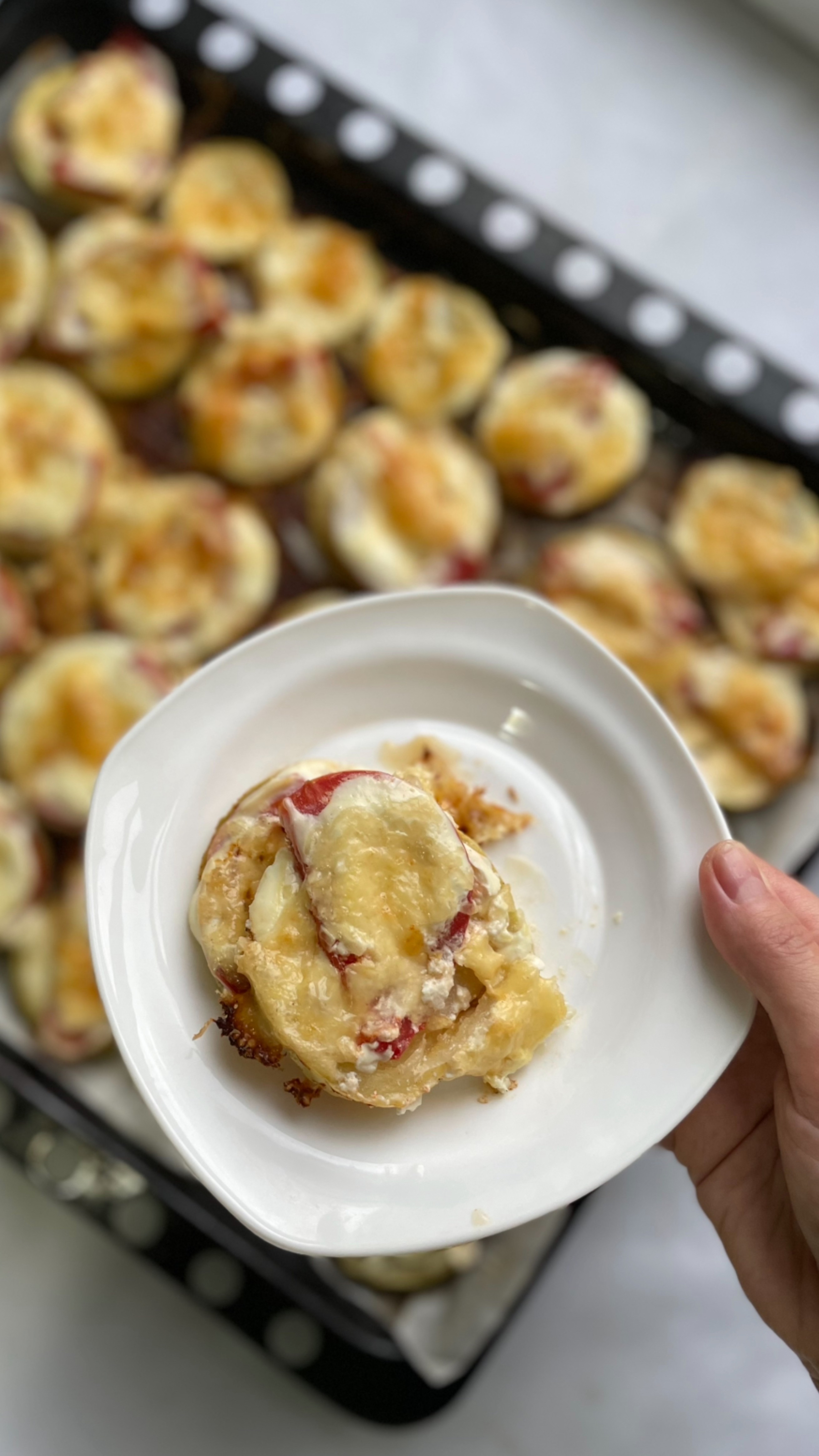 Сезон кабачков в разгаре 🔥
Поэтому ловите мой рецепт приготовления кабачков с помидорами и сыром в