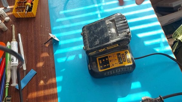 Залили водой зарядное устройство DeWALT DCB107