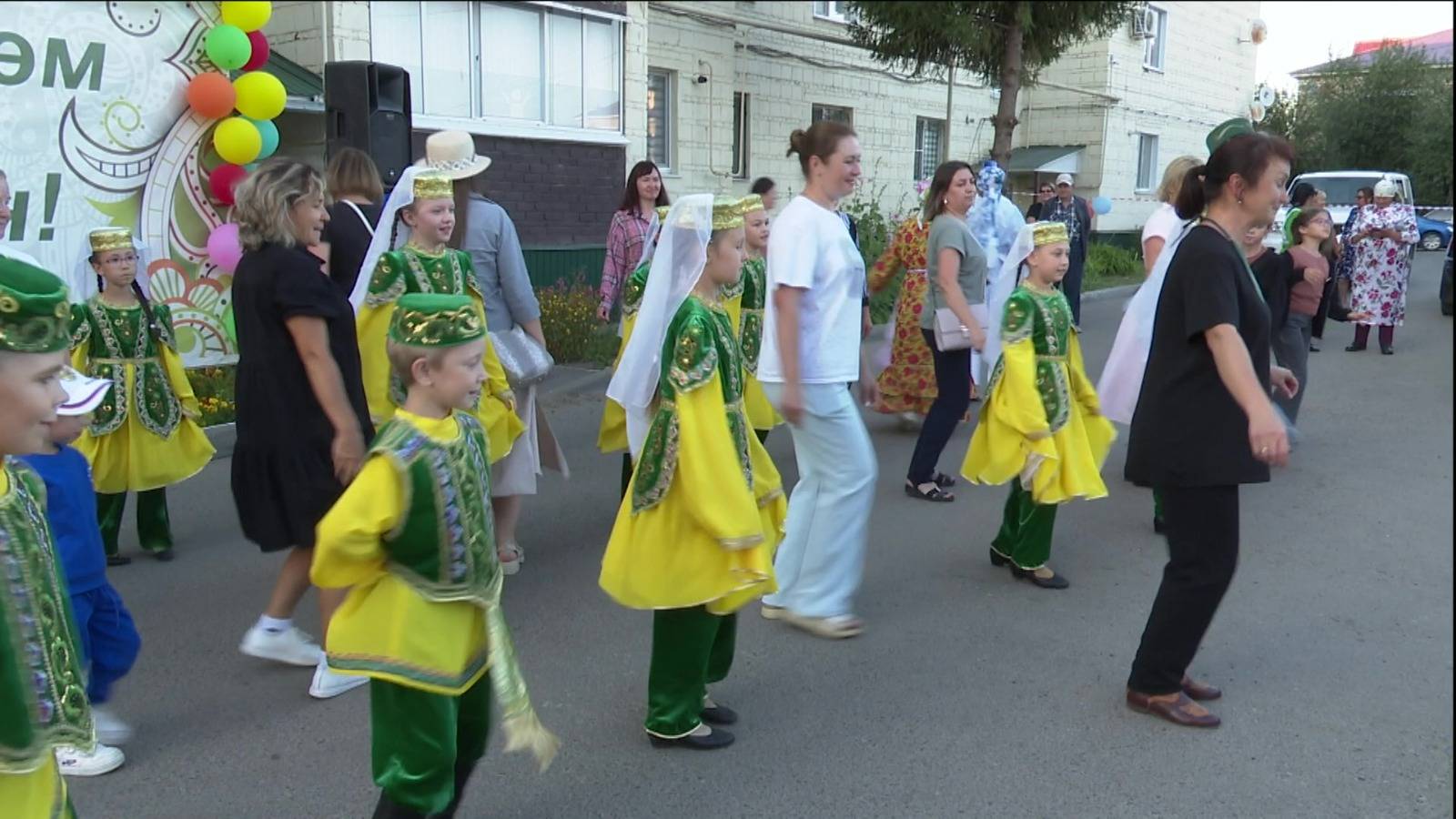 Во дворе дома №1 по улице Карла Маркса учили танцевать татарский танец смотреть онлайн