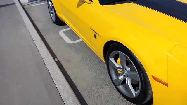 Классный автомобиль Шевроле Камаро RS. Выглядит очень эпично.