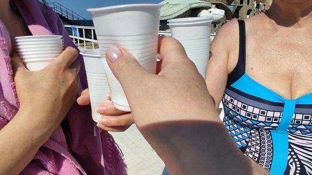 Отдых почти сорвался из за медуз на море . Хорошо, что есть бассейн, он нас спас. смотреть онлайн