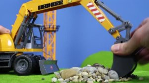 Экскаватор копает фундамент — трактор везёт кирпичи 🏠 Видео для малышей"