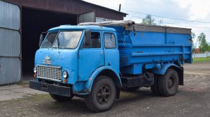 Самосвал МАЗ-5549 с двигателем ЯМЗ-238 / An old Soviet MAZ-5549 truck.