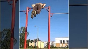 выход силой на две руки на турнике, рекорд 21 раз