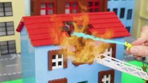 Спасение на стройке! Пожарные и экскаватор в опасности 🚒🚧