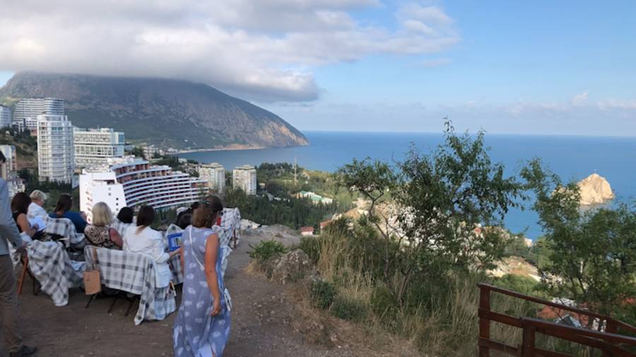 По Крыму пешком по Гурзуфу от Болгатура по ущелью под мостом до Приятного Свидания. Шапка на Мишке смотреть онлайн