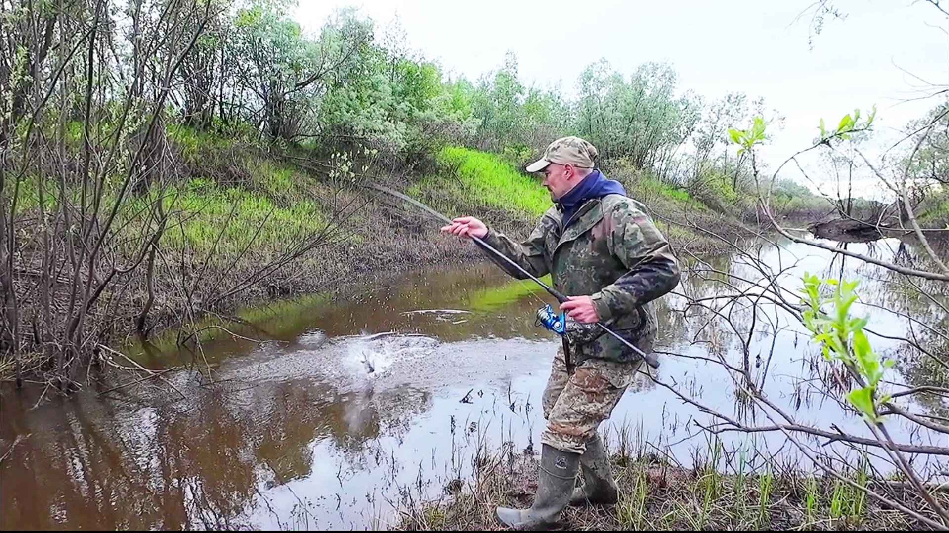 РЫБА ПРЯЧЕТСЯ ПОД МОСТОМ В РУЧЬЕ / ЛОВИМ ОКУНЯ И ЩУКУ НА СПИННИНГ ПРЯМО ИЗ ПОД НОГ.