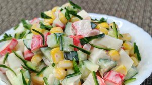 Салат из крабовых палочек с плавленным сыром.