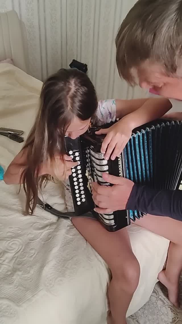 Как за 9 минут научиться играть на гармони гамму и аккорды урок для начинающих смотреть онлайн